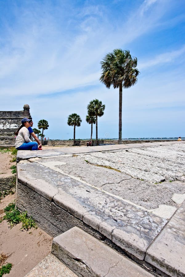 Ett par ser sitter på en invallning på Castillo De San Marcos, medan stirra på till den Mantazas floden royaltyfria bilder Ett par ser sitter på en invallning på Castillo De San Marcos, medan stirra på till den Mantazas floden royaltyfria bilder