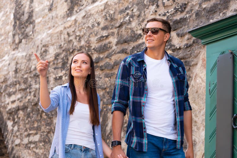 Ett par turister som reser och utforskar vacker gammal stad tillsammans Att bo på semester royaltyfri bild Ett par turister som reser och utforskar vacker gammal stad tillsammans Att bo på semester royaltyfri bild