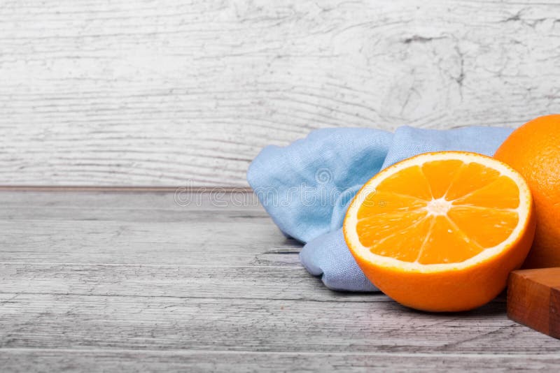 Ett snitt i halv exotisk apelsin Ljusa apelsiner på en träbakgrund Antioxidanten bär frukt för sunda drinkar kopiera avstånd arkivfoto Ett snitt i halv exotisk apelsin Ljusa apelsiner på en träbakgrund Antioxidanten bär frukt för sunda drinkar kopiera avstånd arkivfoto