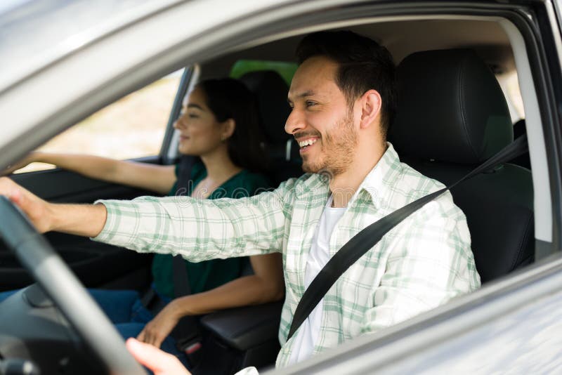 Ett spännande par på helg i bilen royaltyfria foton