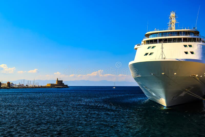 Ett stort vitt kryssningskepp står på pir i den turist- porten, Rhodes, Grekland arkivbild Ett stort vitt kryssningskepp står på pir i den turist- porten, Rhodes, Grekland arkivbild