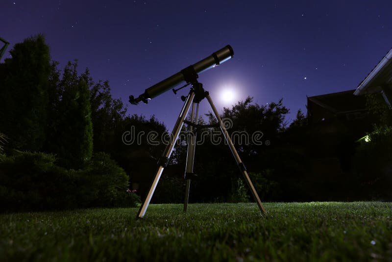 Ett teleskopanseende på trädgården med natthimmel i bakgrunden Astronomi och stjärnor observera begrepp