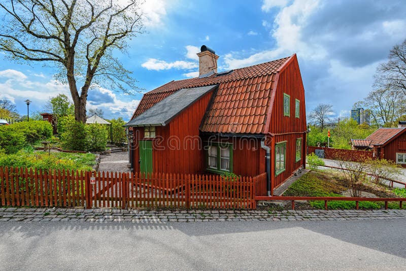 Ett typisk svenskt litet träbostads- hus som målas i traditionell falun som är röd i den kulturella sylten på Vita Bergen White arkivbild Ett typisk svenskt litet träbostads- hus som målas i traditionell falun som är röd i den kulturella sylten på Vita Bergen White arkivbild
