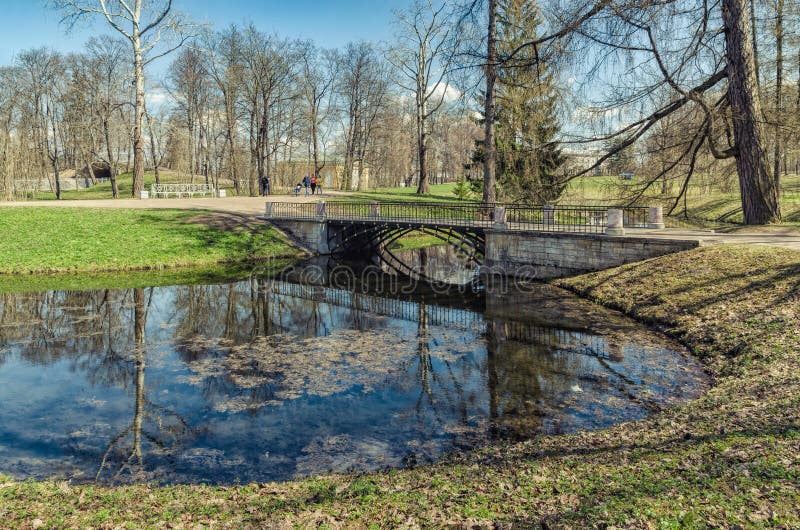 Ett vårlandskap med bron i Catherine Park i Tsarsk arkivbilder