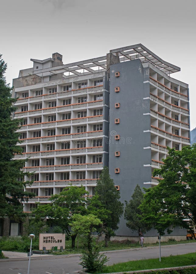 Ett övergett hotell som placeras i ett härligt bergområde av Rumänien royaltyfri fotografi Ett övergett hotell som placeras i ett härligt bergområde av Rumänien royaltyfri fotografi