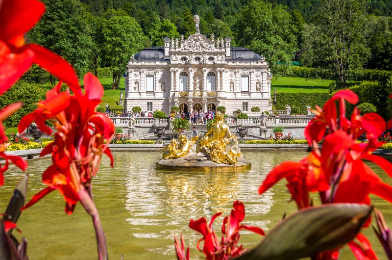 Ettal, Alemanha, o 14 de agosto de 2017: O Palácio dos reis bonitos em Linderhof, Baviera, Alemanha fotos de stock royalty free Ettal, Alemanha, o 14 de agosto de 2017: O Palácio dos reis bonitos em Linderhof, Baviera, Alemanha fotos de stock royalty free