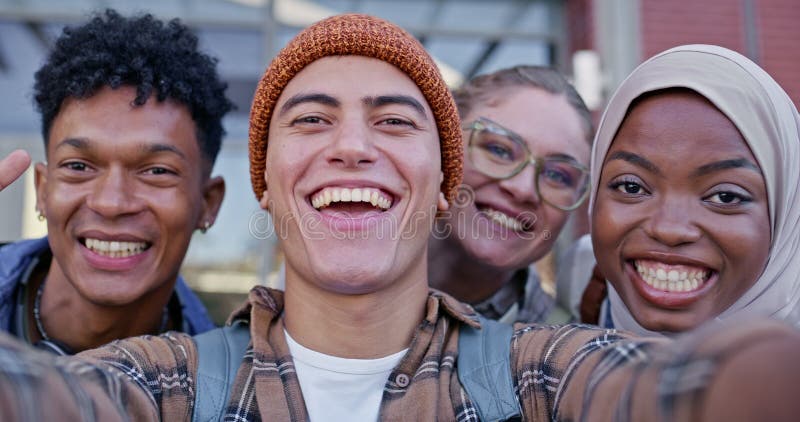 Etudiants de groupes heureux et selfie avec diversité pour la photographie photo ou la mémoire ensemble sur le campus. Portrait je clips vidéos