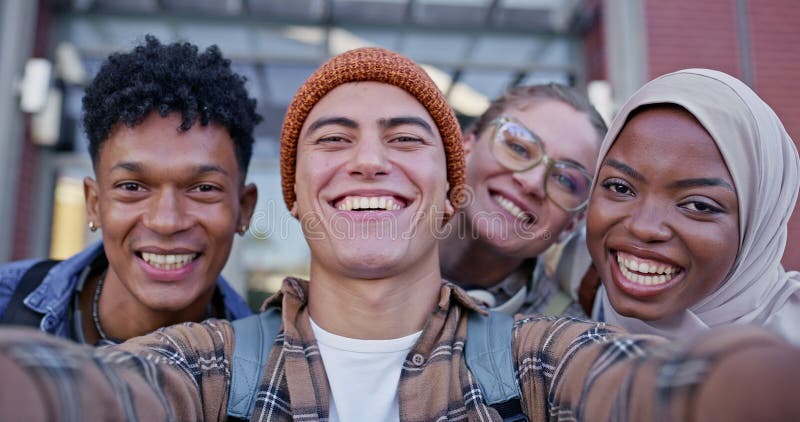 Etudiants heureux et selfie avec diversité pour la photographie de mémoire ou d'image ensemble sur le campus. Portrait jeune clips vidéos