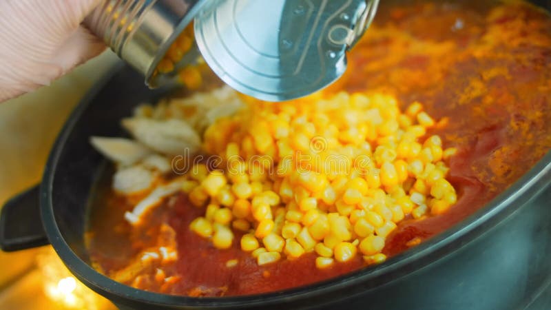 Eu adiciono milho enlatado aos ingredientes para a sopa mexicana frita