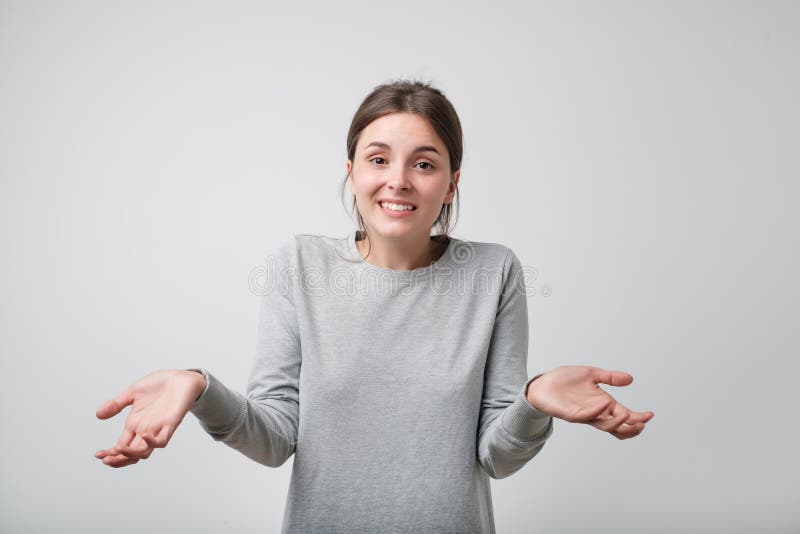 Eu don o `t sei Menina caucasiano bonito confusa que olha a câmera fotografia de stock Eu don o `t sei Menina caucasiano bonito confusa que olha a câmera fotografia de stock