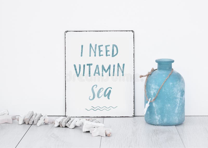 Eu preciso o mar C da vitamina com placa azul da bandeira do texto da decoração em w foto de stock royalty free Eu preciso o mar C da vitamina com placa azul da bandeira do texto da decoração em w foto de stock royalty free