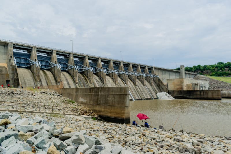 Fishing at the Eufaula Dam editorial photography. Image of chairs