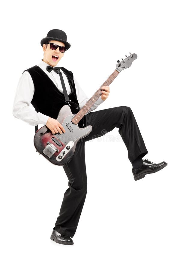 Euphorischer Mann, der eine Bass-Gitarre spielt stockbilder Euphorischer Mann, der eine Bass-Gitarre spielt stockbilder