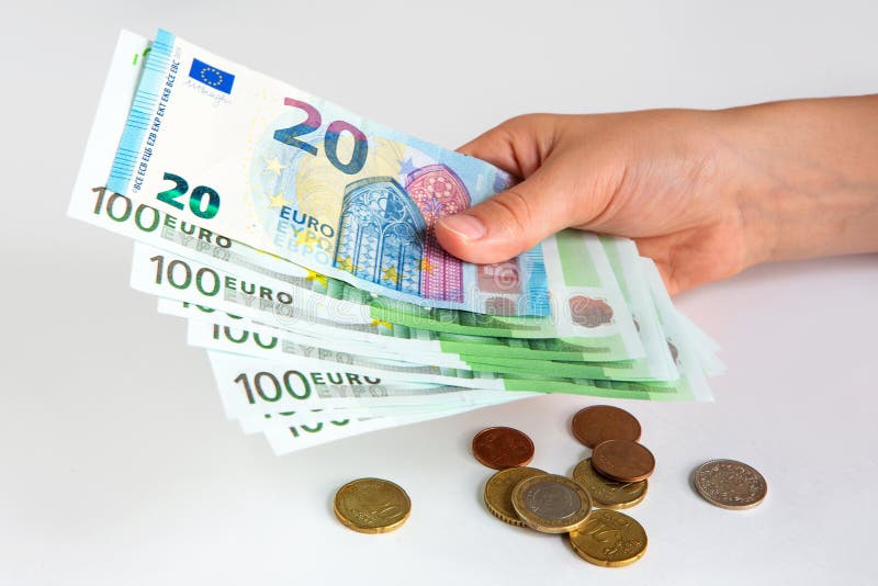 Euro banknoty w r?ce 20 i 100 euro na białym odosobnionym tle oszcz?dzanie Waluta Europejski zjednoczenie obraz stock Euro banknoty w r?ce 20 i 100 euro na białym odosobnionym tle oszcz?dzanie Waluta Europejski zjednoczenie obraz stock