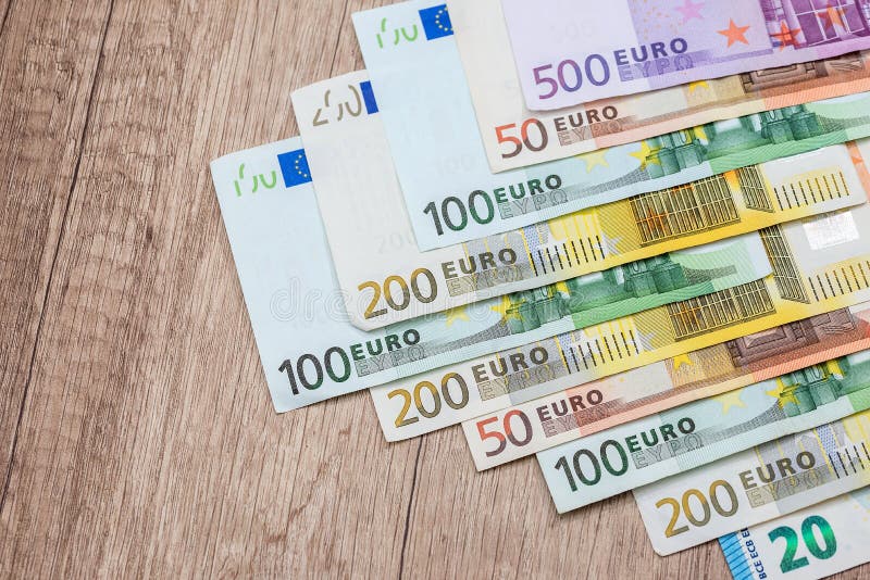 euro- contas na mesa de madeira Fim acima fotografia de stock euro- contas na mesa de madeira Fim acima fotografia de stock
