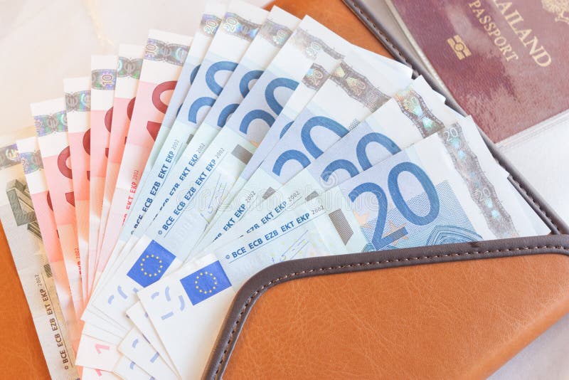 Euro- cédulas, carteira e passaporte do dinheiro imagem de stock royalty free Euro- cédulas, carteira e passaporte do dinheiro imagem de stock royalty free