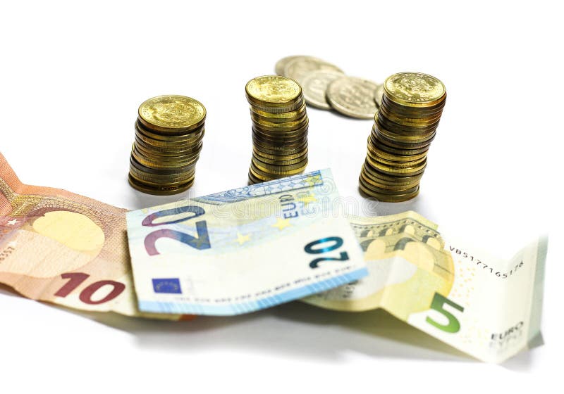 Euro fatture e monete su un fondo bianco immagini stock Euro fatture e monete su un fondo bianco immagini stock
