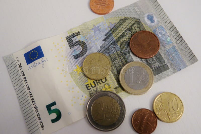 Euro fem och en encentmynt p? en vit bakgrundsn?rbild arkivbilder Euro fem och en encentmynt p? en vit bakgrundsn?rbild arkivbilder