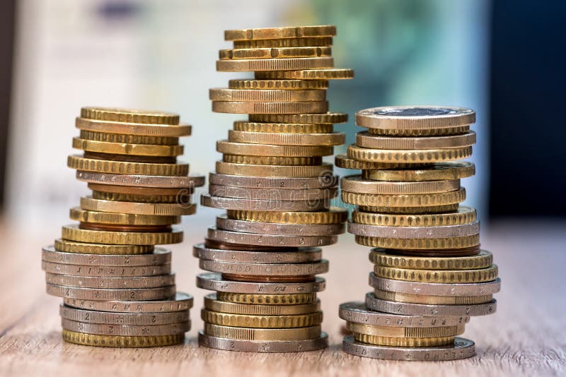 euro- moedas em uma pilha na tabela foto de stock royalty free euro- moedas em uma pilha na tabela foto de stock royalty free