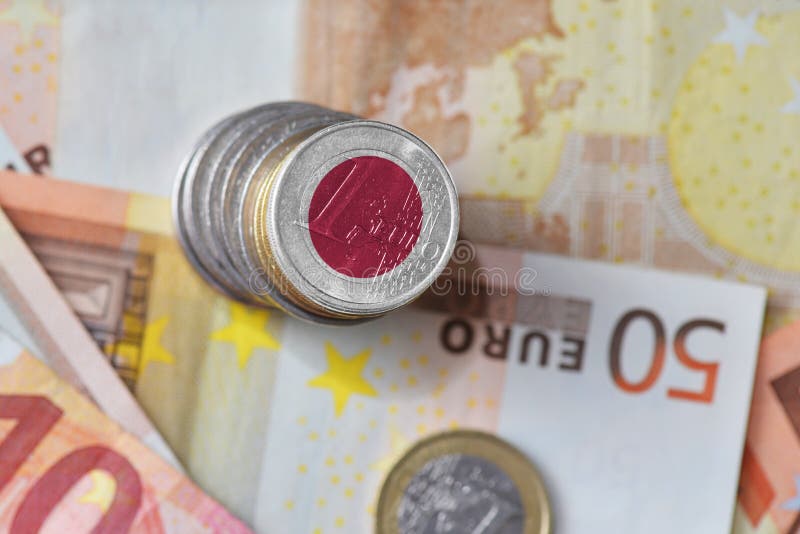 Euro moneta z flaga państowowa Japan na euro pieniędzy banknotów tle zdjęcia royalty free Euro moneta z flaga państowowa Japan na euro pieniędzy banknotów tle zdjęcia royalty free