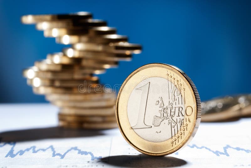 Euro moneta z stertą monety w tle zdjęcie royalty free Euro moneta z stertą monety w tle zdjęcie royalty free