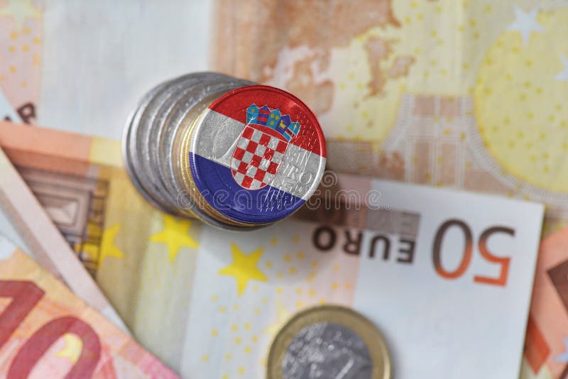 Euro muntstuk met nationale vlag van Kroatië op de euro achtergrond van geldbankbiljetten stock afbeelding Euro muntstuk met nationale vlag van Kroatië op de euro achtergrond van geldbankbiljetten stock afbeelding