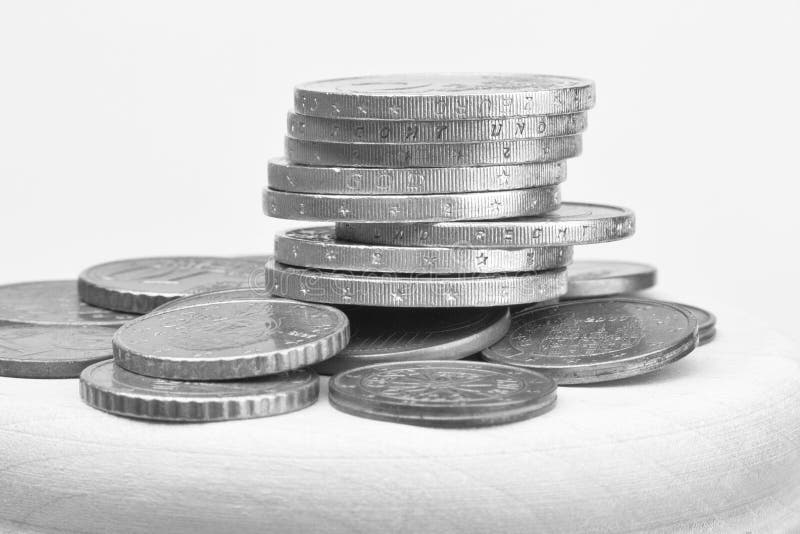 Euro pi?ces de monnaie empil?es sur l'un l'autre dans diff?rentes positions image noire et blanche de foyer s?lectif image libre de droits Euro pi?ces de monnaie empil?es sur l'un l'autre dans diff?rentes positions image noire et blanche de foyer s?lectif image libre de droits