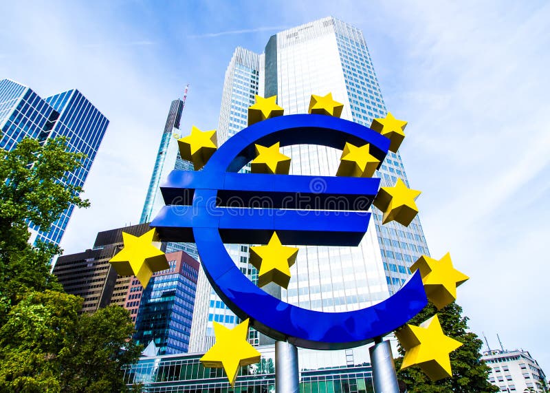 Euro segno davanti alla banca centrale europea a Francoforte, Germania fotografia stock Euro segno davanti alla banca centrale europea a Francoforte, Germania fotografia stock