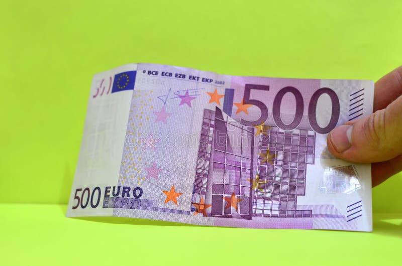 500 euro in één hand De rekening van 500 euro uit omloop stock fotografie 500 euro in één hand De rekening van 500 euro uit omloop stock fotografie