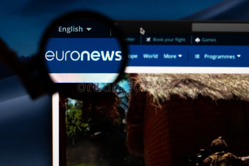 Euronews-bedrijfembleem zichtbaar door een vergrootglas royalty-vrije stock afbeelding Euronews-bedrijfembleem zichtbaar door een vergrootglas royalty-vrije stock afbeelding