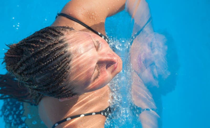 Europaische Frau Mit Einer Afrikanischen Frisur Stockfoto Bild Von Frau Frisur