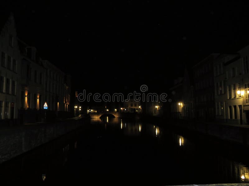 Europa, België, West-Vlaanderen, Brugge, mening van het waterkanaal bij nacht royalty-vrije stock foto Europa, België, West-Vlaanderen, Brugge, mening van het waterkanaal bij nacht royalty-vrije stock foto