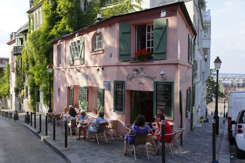 Europa, Frankrijk, Parijs, Montmartre, La Maison, Rose French Cafe - Rue DE die l'Abreuvoir die, Mensen op straat en auto lopen o royalty-vrije stock fotografie Europa, Frankrijk, Parijs, Montmartre, La Maison, Rose French Cafe - Rue DE die l'Abreuvoir die, Mensen op straat en auto lopen o royalty-vrije stock fotografie