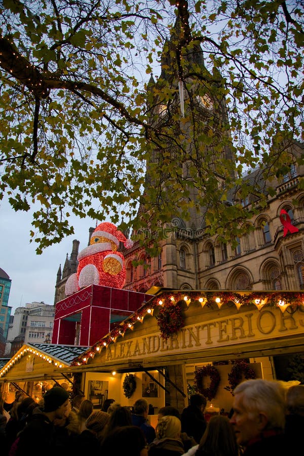 Europa, Förenade kungariket, England, Lancashire, Manchester, Albert Square, julmarknad & stadshus royaltyfri bild Europa, Förenade kungariket, England, Lancashire, Manchester, Albert Square, julmarknad & stadshus royaltyfri bild