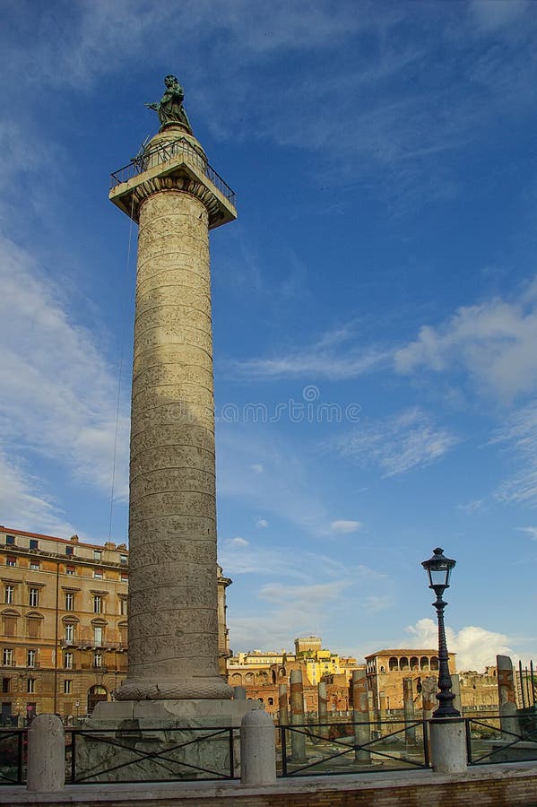 Europa italy rome kolonnitaly rome trojan Stadslandskap med bl? himmel royaltyfria foton Europa italy rome kolonnitaly rome trojan Stadslandskap med bl? himmel royaltyfria foton