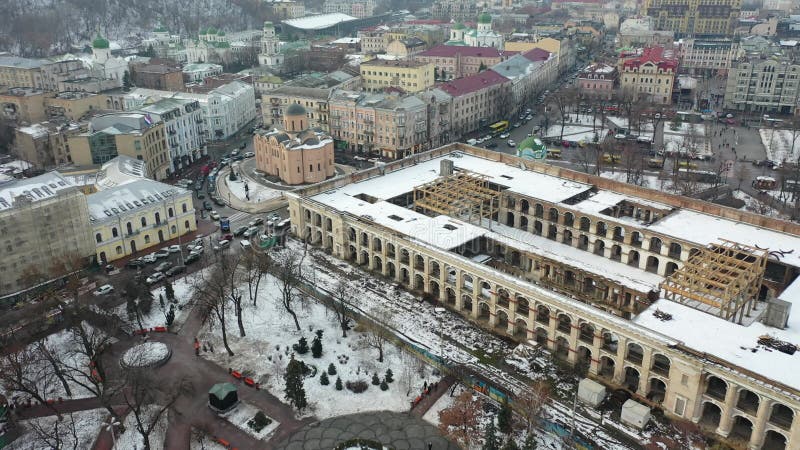 Europa Kiew Ukraine im Februar 2021 : Vogelperspektive des gostiny dvor im podil Bereich kontraktova Platz.. Alte Wohn