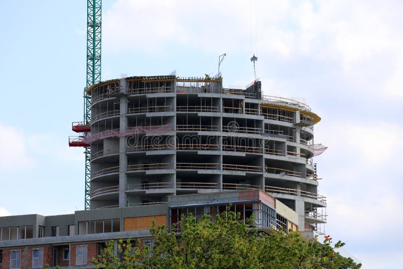 In Europa werden neue Wohnungen oder Wohnungen aus Beton errichtet lizenzfreie stockbilder In Europa werden neue Wohnungen oder Wohnungen aus Beton errichtet lizenzfreie stockbilder