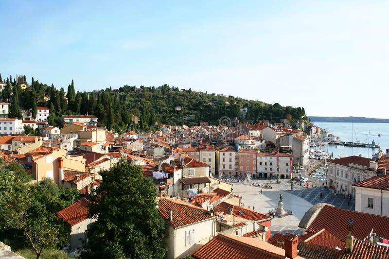 V birds eye zobrazenie meste Piran a v Slovinsku.