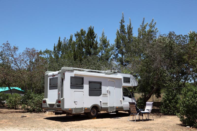 Motorhome en un camping foto de archivo libre de regalías Motorhome en un camping foto de archivo libre de regalías