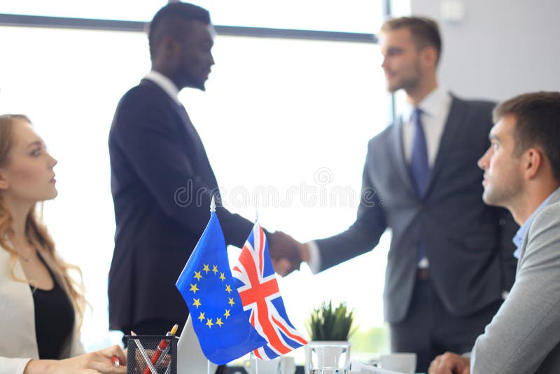 Europese Unie en van het Verenigd Koninkrijk leiders die handen op een overeenkomstenovereenkomst schudden Brexit royalty-vrije stock afbeelding Europese Unie en van het Verenigd Koninkrijk leiders die handen op een overeenkomstenovereenkomst schudden Brexit royalty-vrije stock afbeelding
