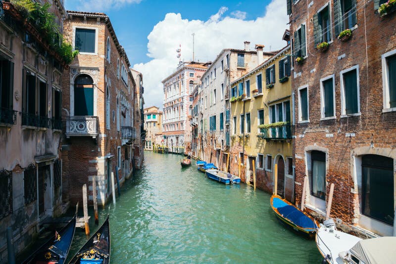 Europäische alte Architektur der Weinleseart mit Kanal in Venedig, Italien lizenzfreies stockbild Europäische alte Architektur der Weinleseart mit Kanal in Venedig, Italien lizenzfreies stockbild