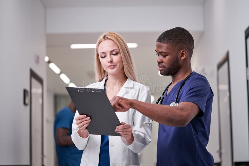 Europäische Fachärztin Lehrerin aus Amerika kam in Krankenhaus lizenzfreie stockfotografie