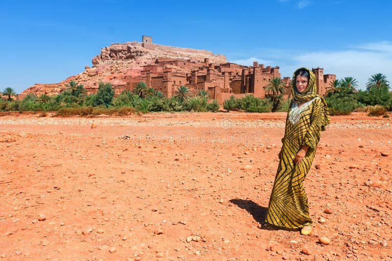 Europäischer Tourist in malerischem Bergdorf kasbah Ait Ben Haddou unweit von Ouarzazate in Marokko, Afrika lizenzfreies stockfoto Europäischer Tourist in malerischem Bergdorf kasbah Ait Ben Haddou unweit von Ouarzazate in Marokko, Afrika lizenzfreies stockfoto
