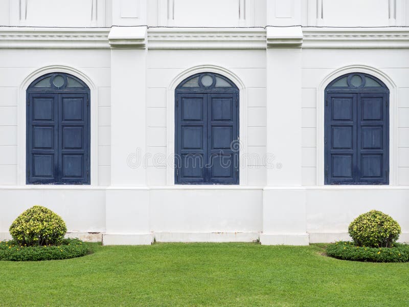 Europäisches Artgebäude mit dem blauen Fenster stockbilder Europäisches Artgebäude mit dem blauen Fenster stockbilder