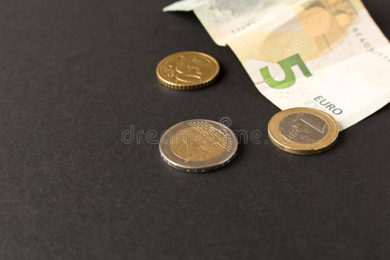 5 eurosedlar och mynt p? m?rk bakgrund close upp Begreppet av besparingar arkivfoton 5 eurosedlar och mynt p? m?rk bakgrund close upp Begreppet av besparingar arkivfoton