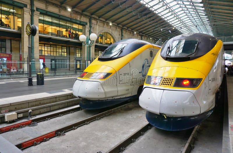 Eurostar entrena en la estación de St Pancras en Londres fotos de archivo Eurostar entrena en la estación de St Pancras en Londres fotos de archivo
