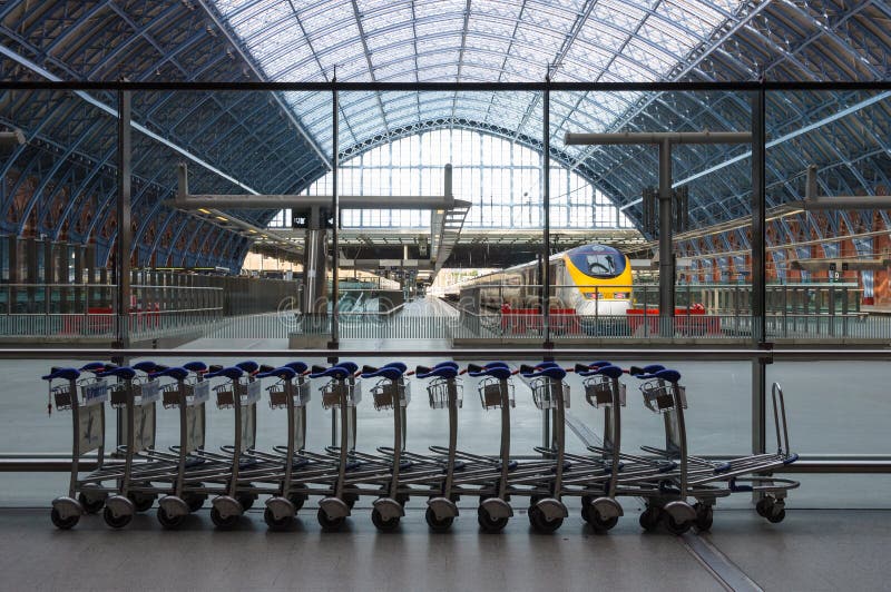 EUROSTAR στο σταθμό του ST Pancras στο Λονδίνο στοκ εικόνα με δικαίωμα ελεύθερης χρήσης EUROSTAR στο σταθμό του ST Pancras στο Λονδίνο στοκ εικόνα με δικαίωμα ελεύθερης χρήσης