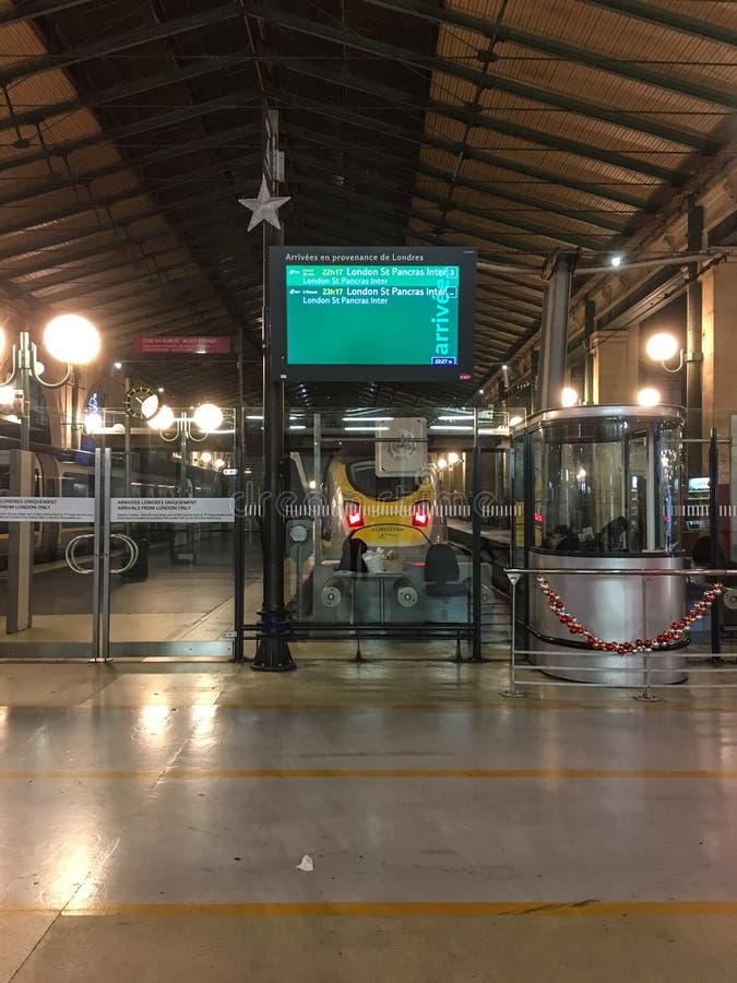 Eurostar тренирует двигатель осмотренный от платформы прибытия в Gare du Nord, Париже, Франции стоковая фотография Eurostar тренирует двигатель осмотренный от платформы прибытия в Gare du Nord, Париже, Франции стоковая фотография