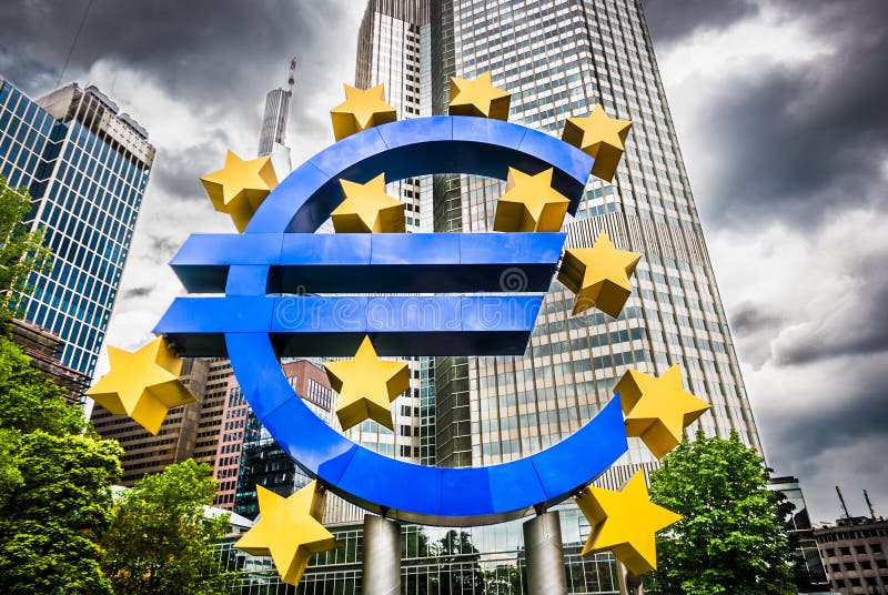 Eurozeichen am Sitz der Europäischen Zentralbank in Frankfurt