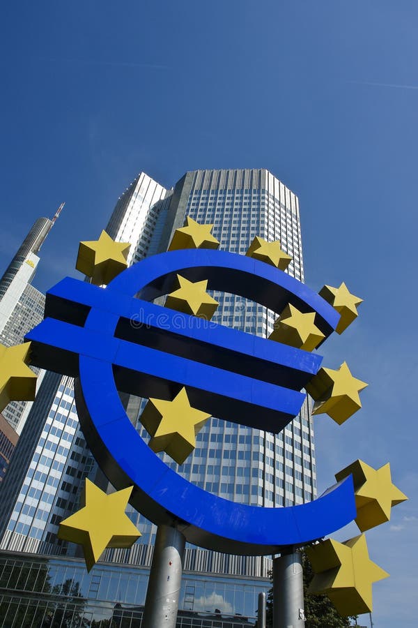 Eurozeichen vor dem EZB-Kontrollturm, Frankfurt